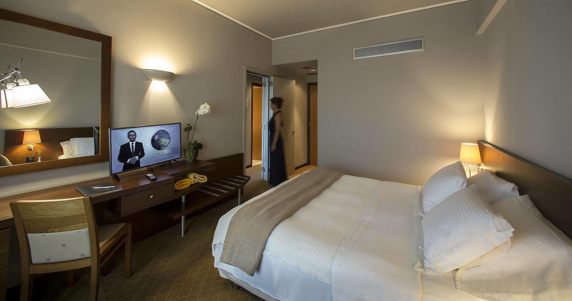 Dekelia Hotel Atene Esterno foto